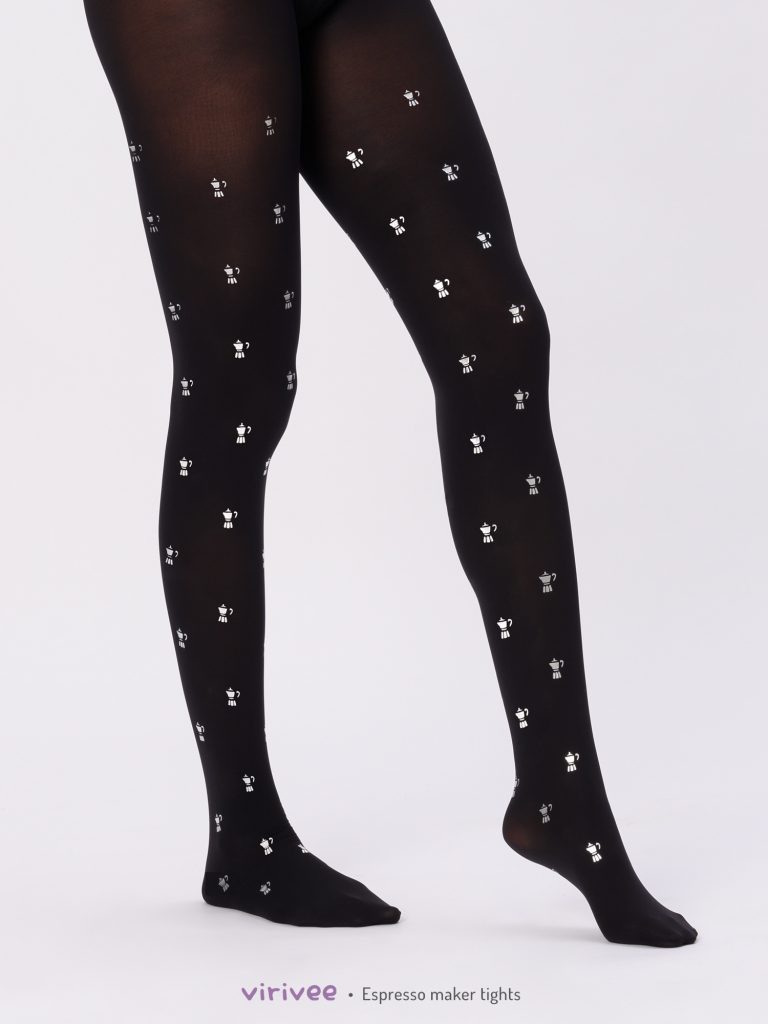 Schwarze Strumpfhose mit silbernen Kaffeemaschinen-Druck.