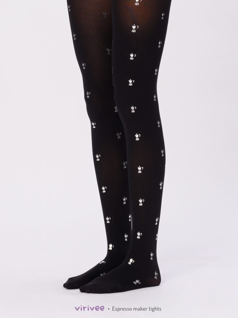 Schwarze Strumpfhose mit silbernen Kaffeemaschinen-Druck.